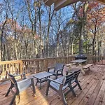 Spacious Poconos Home - Deck, Fire Pit And Game Room