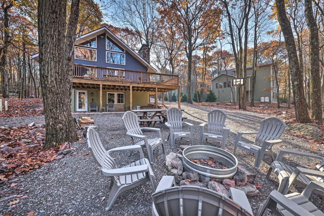 Spacious Poconos - Deck, Fire Pit And Game Holiday home *