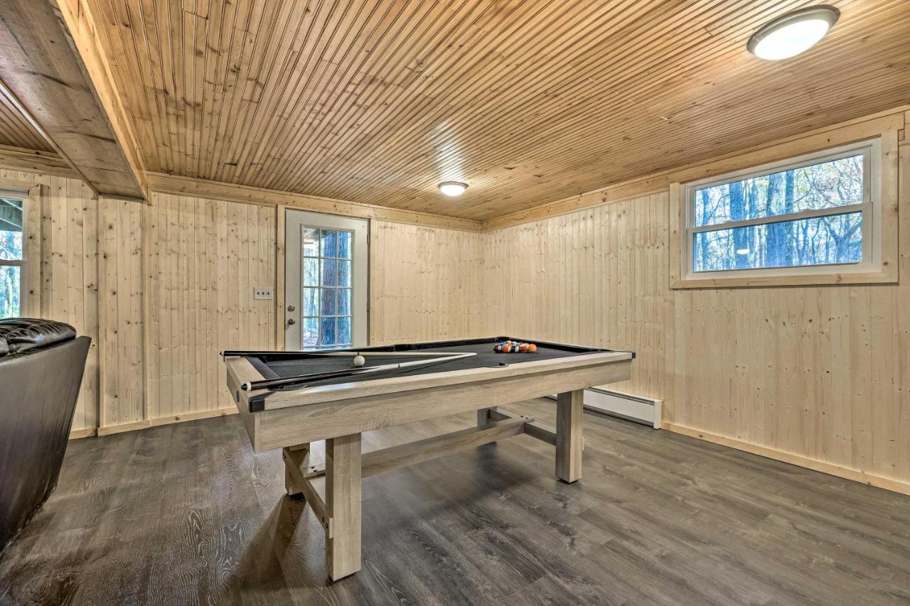 Spacious Poconos - Deck, Fire Pit And Game Holiday home *