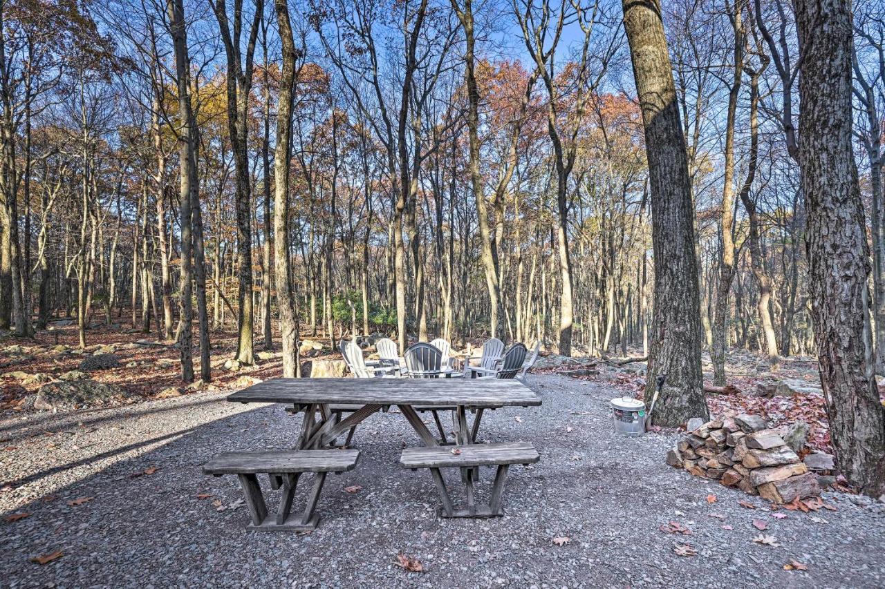 Spacious Poconos - Deck, Fire Pit And Game Holiday home *